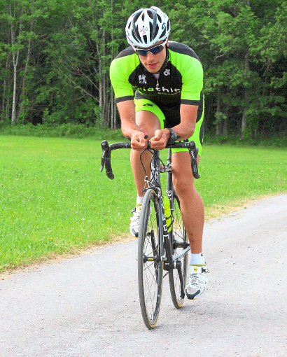 Obwohl Sebastian King mit dem Rad stürzte, kämpfte sich der Schramberger Triathlet ins Ziel. Foto: Schleeh Foto: Schwarzwälder-Bote
