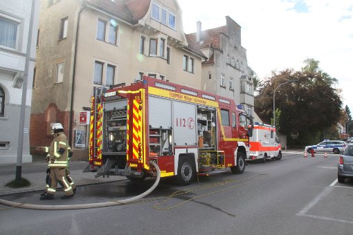 Die Feuerwehr Schwenningen rückte in die Neckarstraße aus und erkundete unter Atemschutz die Lage. Foto: kamera24.tv