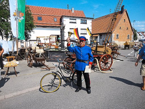 Die Feier ist eröffnet: Der Stadtbüttel ruft in Binsdorf zum Fest. Am Wochenende wurde mit einem bunten Programm an die Verleihung der Stadtrechte vor 700 Jahren erinnert.  Foto: Bitzer Foto: Schwarzwälder-Bote