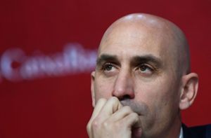 Spaniens Verbandschef Luis Rubiales will in Zukunft vorsichtiger sein (Archivbild). Foto: AFP/Gabriel Bouys