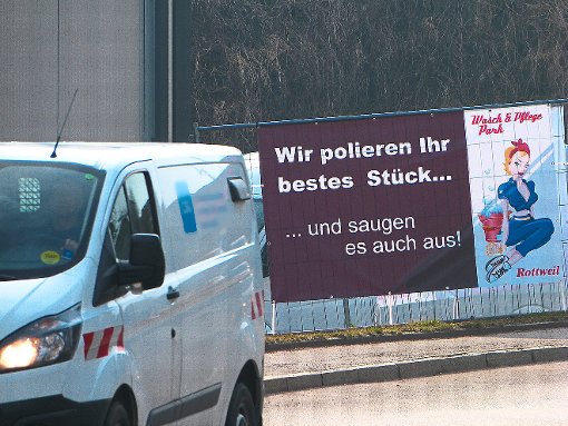Das zweideutige Werbebanner eines neu eröffneten Wasch- und Pflegeparks für Autos in der Tuttlinger Straße in Rottweil sorgt für Gesprächsstoff.  Foto: Schulz