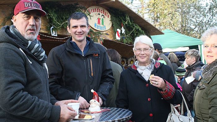 Besucher strömen zum Nikolausmarkt nach Marbach