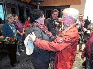 Nach dem Wahlsieg gratulierte die Bevölkerung, hier Ehrenbürger Siegfried Luz, ihrer künftigen Bürgermeisterin Petra Schupp. Viele waren über das klare Votum allerdings überrascht.  Foto: Stocker Foto: Schwarzwälder-Bote