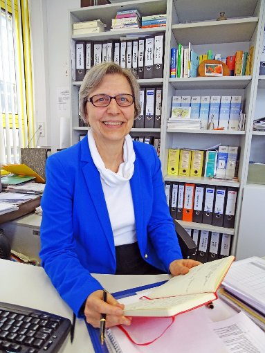Hat das Heft fest     in der Hand: Karin Ascher-Gollmar, ist seit  1999    die   Leiterin der Kaufmännischen Schule Nagold. Foto: Heinzelmann Foto: Schwarzwälder-Bote
