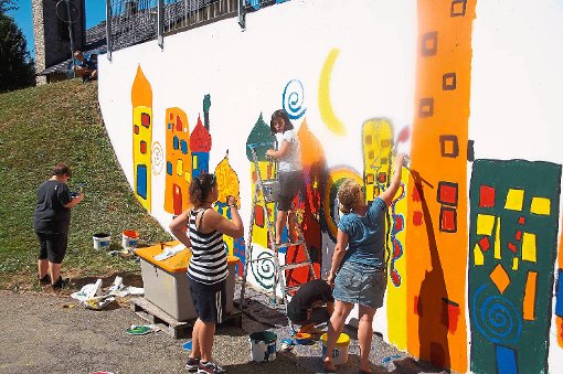 Die Betonwand am mittleren Eingang der Schule wird von den Schülern ganz nach ihren Ideen farbenfroh im Stil von Friedensreich Hundertwasser gestaltet. Foto: Heimpel Foto: Schwarzwälder-Bote