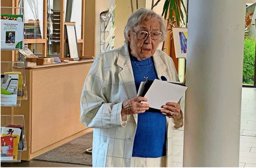 Professorin  Magda Motté hat die Ausstellung mit den Werken ihrer verstorbenen Freundin Margot Jolanthe Hemberger organisiert, um das Gedenken an sie zu bewahren. Foto: Christiane Frey