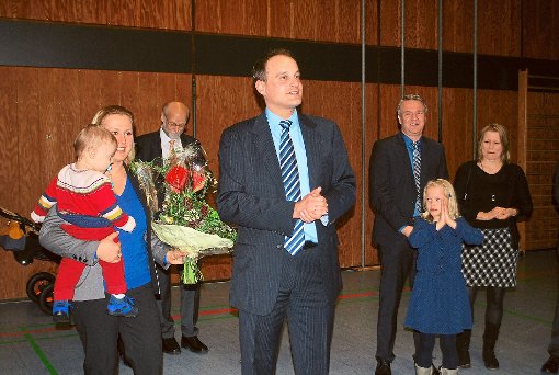 Marcel Hagenlocher nahm mit seiner Familie die Glückwünsche zu seiner Wiederwahl entgegen. Foto: Bernklau Foto: Schwarzwälder-Bote