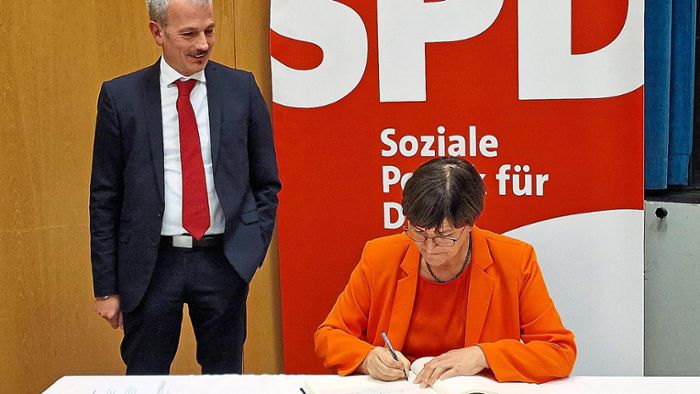 Saskia Esken gratuliert der SPD in Schiltach