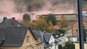 Banner und Rauch auf dem Hallendach in Ebingen – Landrat empört