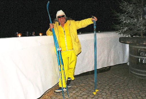 Kein Skihock ohne Ski, entscheidet Michael Woody Wood-Nock und trinkt an der Schneebar einen Glühwein. Foto: Kommert Foto: Schwarzwälder-Bote