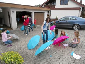 Das Bemalen von Schirmen ist nur ein Angebot von vielen bei der Gültlinger Kinderbibelwoche. Foto: Roller Foto: Schwarzwälder-Bote
