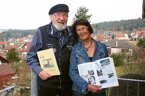 Viel erlebt haben Elisabeth und Karl-Heinz Krüger aus Hallwangen. Dies dokumentiert die eben erschienene Familienchronik.  Foto: Keck Foto: Schwarzwälder-Bote