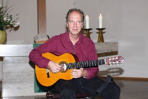 Eins mit seiner Gitarre, ist Tilman Steitz ein einfühlsamer Interpret von hierzulande recht wenig bekannter Musik. Foto: Miller Foto: Schwarzwälder-Bote