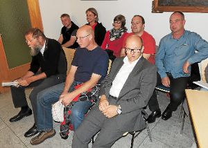 Die Vertreter der örtlichen Vereine koordinierten in der Öfinger Ortschaftsratsitzung die Termine für 2015.  Foto: Bombardi Foto: Schwarzwälder-Bote