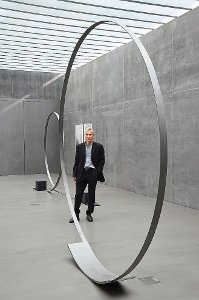 Michael Danner und zwei seiner ausgestellten Werke.  Foto: Museum Foto: Schwarzwälder-Bote