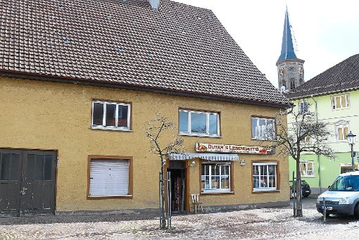 Das ehemalige Gasthaus Sonne am Schömberger Marktplatz soll  einem Neubau Platz machen. Fotos: Visel Foto: Schwarzwälder-Bote