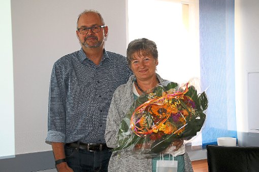 Bürgermeister Robert Fluck ehrt Schulsekretärin Renate Faßbender für ihr  Dienstjubiläum. Foto: Kommert Foto: Schwarzwälder-Bote