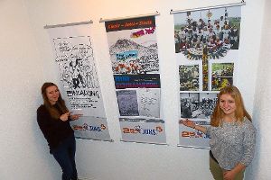 Die Bufdis Selina Maurer und Tamara Kunz präsentieren die ersten drei Plakate der Serie 25 Jahre JUKS³.  Foto: Stadt Foto: Schwarzwälder-Bote