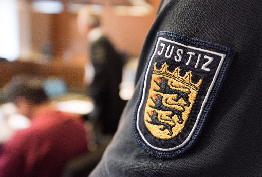Der Angeklagte Hussein K. sitzt mit Handschellen im Freiburger Landgericht neben seinem Verteidiger Sebastian Glathe. Foto: dpa