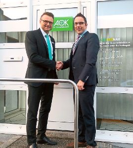 Marc Mikeler (links) übergibt das AOK-Kunden-Center in Burladingen an Jonathan Paul.  Foto: AOK Foto: Schwarzwälder-Bote