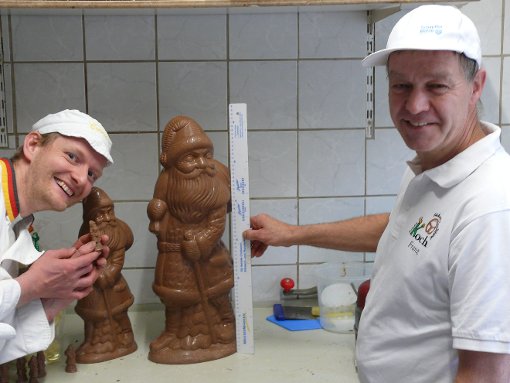 Jochen Holweger und Franz Koch zeigen jeweils ihre größten und kleinsten Schoko-Figuren. Foto: Werthenbach