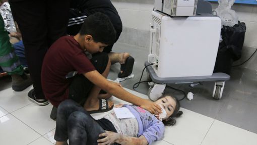 Ein verletztes palästinensisches Mädchen liegt auf dem Boden des Al-Shifa-Krankenhauses nach einem israelischen Luftangriff auf das El Nasan-Gebäude (Archivfoto). Foto: dpa/Saeed Jaras