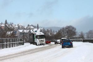 Mehrere Lastwagen blieben u.a. bei Hinterzarten (Kreis Breisgau-Hochschwarzwald) auf der B 31 wegen Schnees liegen. (Symbolfoto) Foto: Vaas