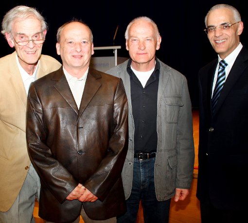 Gotthard Glitsch (von links) mit den Künstlern Uli Schanz sowie Hubert Rieber und Bürgermeister Fritz Link.  Foto: Hoffmann Foto: Schwarzwälder-Bote