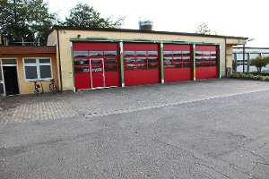 Die neuen Tore für das Feuerwehrgerätehaus in Eutingen sind bereits eingebaut. Arbeiten an den Toren des Bauhofes werden noch abgeschlossen.  Foto: Feinler Foto: Schwarzwälder-Bote
