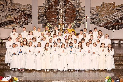 50 Mädchen und Jungen aus der gesamten Raumschaft Triberg treten in der Stadtkirche St. Clemens erstmals an den Tisch des Herrn. Foto: Carle