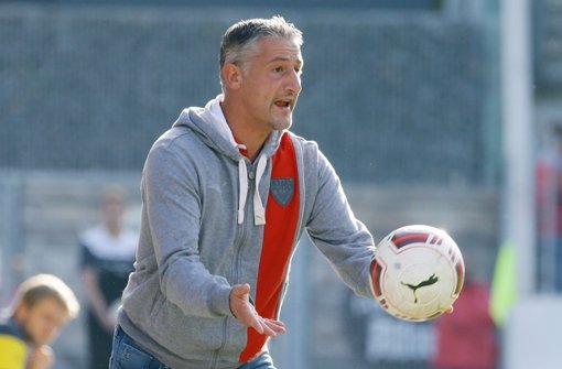 Trainer Jürgen Kramny bleibt beim VfB Stuttgart II: Der Verein hat den Vertrag mit dem 43-Jährigen bis zum 30. Juni 2017 verlängert. Foto: Pressefoto Baumann