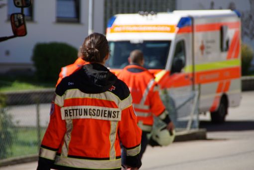 Ein Rettungswagen brachte den schwer verletzten Radfahrer in eine Klinik. (Symbolfoto) Foto: SDMG / Maurer