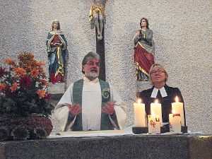 Pfarrer Barth und Pfarrerin Kuhn-Luz zelebrieren gemeinsam einen ökumenischen Gottesdienst in Bösingen. Foto: Bantle Foto: Schwarzwälder-Bote