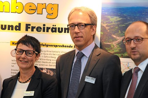 Der neue Wirtschaftsförderer Manfred Jungbeck (Mitte) mit OB Thomas Herzog und Mitarbeiterin Andrea Rückert.  Foto: Ziechaus Foto: Schwarzwälder-Bote