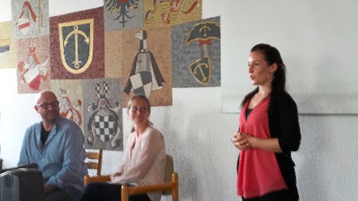 Udo Bartsch und Katja Hirlinger stellen Empingens zukünftige Jugendreferentin Maria Vitale (rechts) vor.   Foto: Begemann Foto: Schwarzwälder-Bote