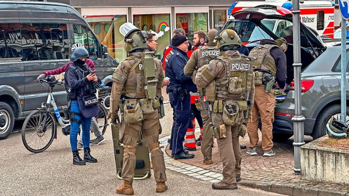 Bewaffnete SEK-Beamte rücken nach Friesenheim aus