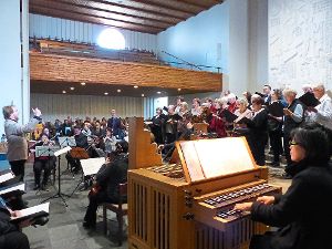 Einen guten Eindruck hinterlassen Chor, Orchester und Solisten unter Leitung von Christof Wünsch (links). Fotos: Kouba Foto: Schwarzwälder-Bote