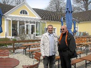 Generalpächter Franz Kuttruff   (rechts) mit dem Pächter des Kiosk und der Minigolfanlage, Chicco Bürdizer im Biergarten vor dem Parkrestaurant, das künftig als Event-Location  genutzt wird.  Foto: Stiller