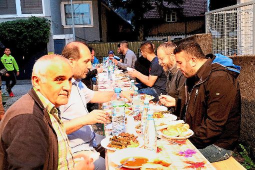 Fastenbrechen im Freien: Auch der evangelische Pfarrer Markus Ockert (Zweiter von  rechts) lässt es sich auf Einladung der Islamischen Gemeinde schmecken. Foto: Kommert Foto: Schwarzwälder-Bote