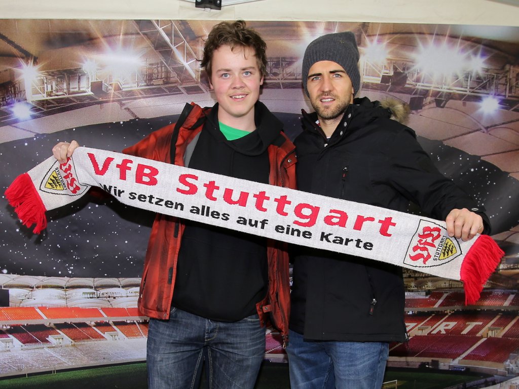 VfB-Spieler Vedad Ibisevic (rechts) mit einem Fan auf dem Weihnachtsmarkt, den der Verein bereits zum zweiten Mal organisiert.