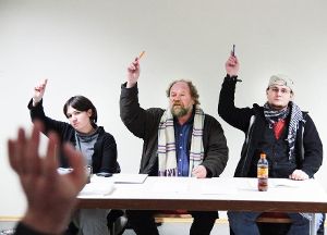 Martina Möck, Konrad Flegr und Christoph Arndt vom Vorstand des Kreisjugendrings stimmen mit den meisten Mitgliedern für die Auflösung.  Foto: Deregowski