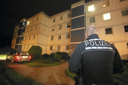 In die Schwenninger Grabenäckerstraße rückte die Polizei gestern Abend nach einem Tötungsdelikt aus.  Foto: Eich