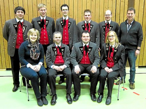 Mit einem neuen Ausschuss nimmt der Schörzinger Musikverein unter Vorsitz von Harald Schmuck (vordere Reihe, Zweiter von links) die anstehenden Aufgaben in Angriff. Foto: Maier Foto: Schwarzwälder-Bote