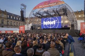 Rund 4500 Tatort-Fans ließen sich die Premiere der Stuttgarter Folge Der Preis des Lebens nicht entgehen und strömten auf den Schlossplatz. Foto: factum/Weise