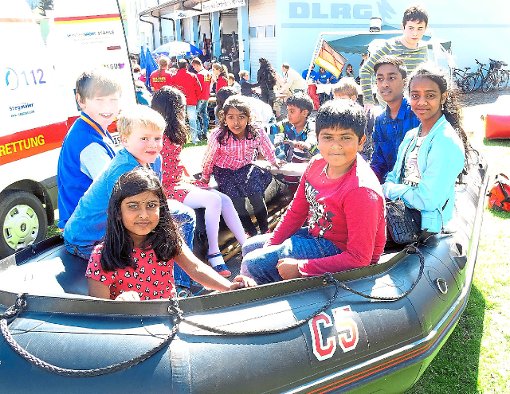 Viele  Kinder testen bei der DLRG das Rettungsschlauchboot. Zur Jubiläumsfeier des Gartenfestes kommen viele Besucher.﻿  Fotos: Bombardi Foto: Schwarzwälder-Bote