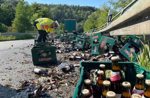 Ein Lastwagen hat in Ravensburg Hunderte Kisten Bier verloren. Foto: dpa/David Pichler