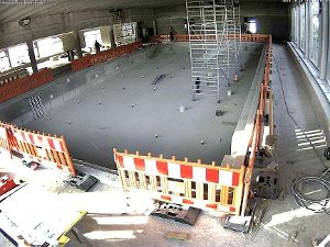 So sieht derzeit das Innere des neuen Hallenbads aus. Die Stadtwerke informieren über ihre Webcam alle 15 Minuten über den Baufortschritt. Foto: Stadtwerke
