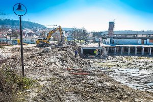 Die Abbrucharbeiten am Althengstetter Sportzentrum sind größtenteils abgeschlossen. Das Sanierungsprojekt kostet rund neun Millionen Euro. Foto: Fritsch
