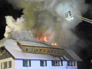 Meterhoch schlugen die Flammen aus dem Dachgeschoss des Ferienhofs Kober in Wittendorf.  Foto: Feuerwehr