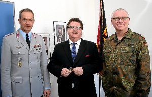 Bundestagsabgeordneter Hans-Joachim Fuchtel mit KSK-Kommandeur Heinz Josef Feldmann (rechts) und dessen Nachfolger, Oberst Dag Baehr.  Foto: Klein-Wiehle Foto: Schwarzwälder-Bote